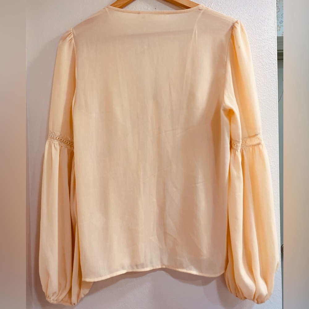 NWT ASTR THE LABEL Pendulum Sleeve Lace Trim Cream Blouse. MEDIUM - Picture 7 of 7